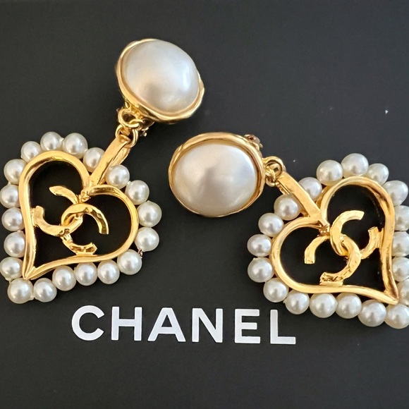 Chanel Vintage Collection 28 1993 RARE COLLECTIBLE Heart Dangle Earrings Gold - Picture 1 of 12